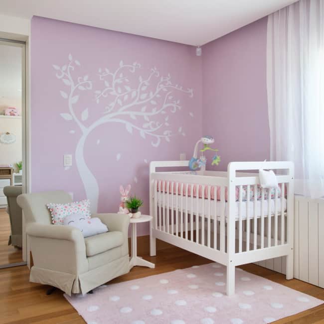 quarto de bebê simples em lilás e branco