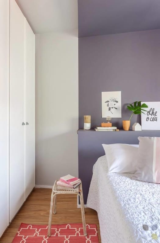 quarto de casal com parede lilás