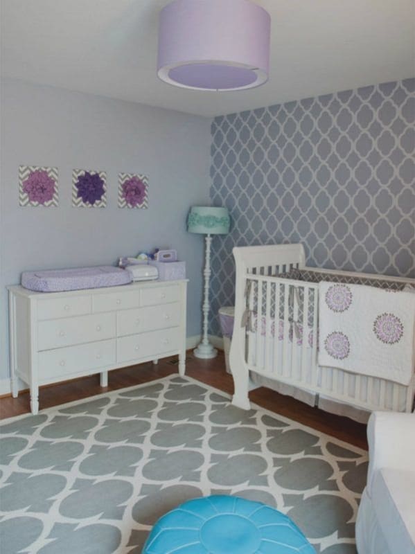 quarto de bebê decorado em cinza e lilás