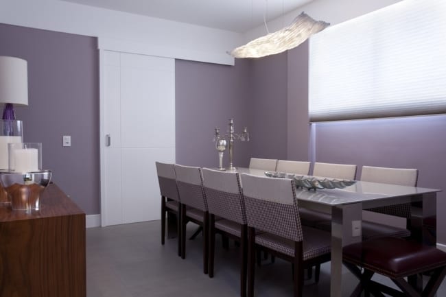 sala de jantar com paredes lilás