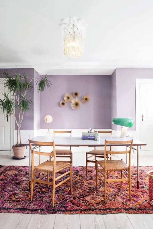 sala de jantar com parede lilás