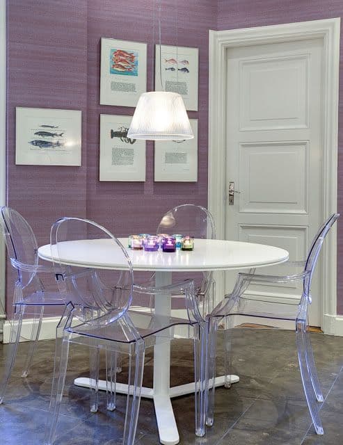 sala de jantar com papel de parede lilás