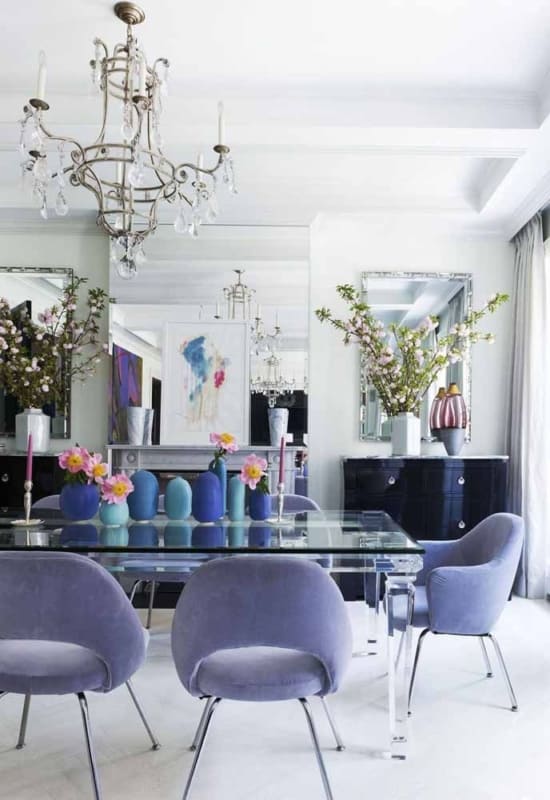 sala de jantar moderna com cadeiras estofadas lilás