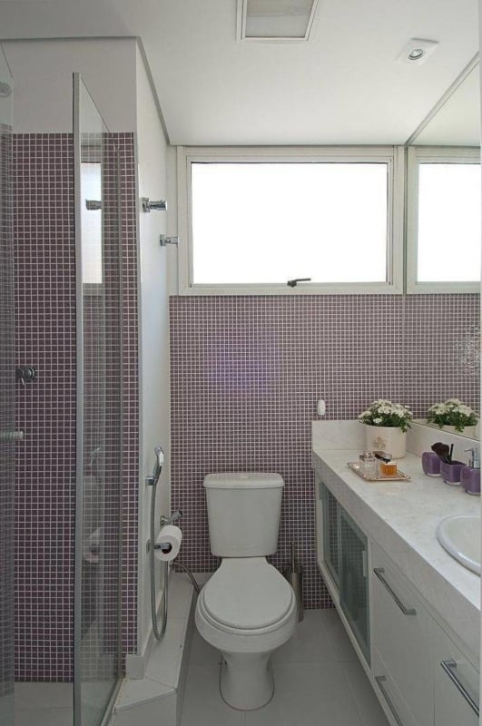 banheiro lilás com pastilhas