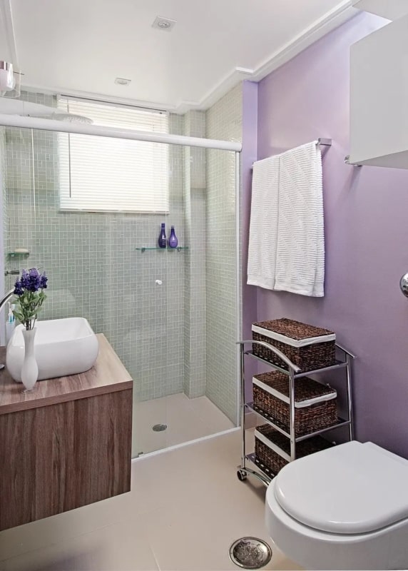 banheiro pequeno com parede lilás