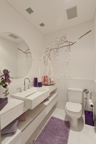 banheiro branco com decoração lilás