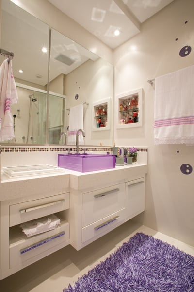 banheiro branco e lilás