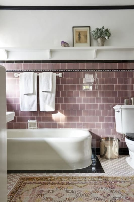 banheiro vintage com azulejo lilás