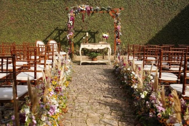 cerimônia de casamento no jardim de casa