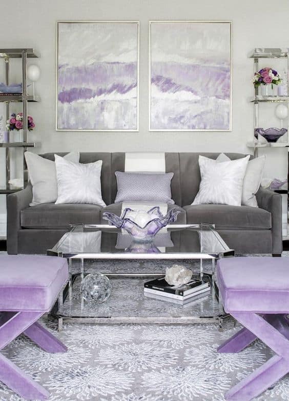 sala com decoração em cinza e lilás