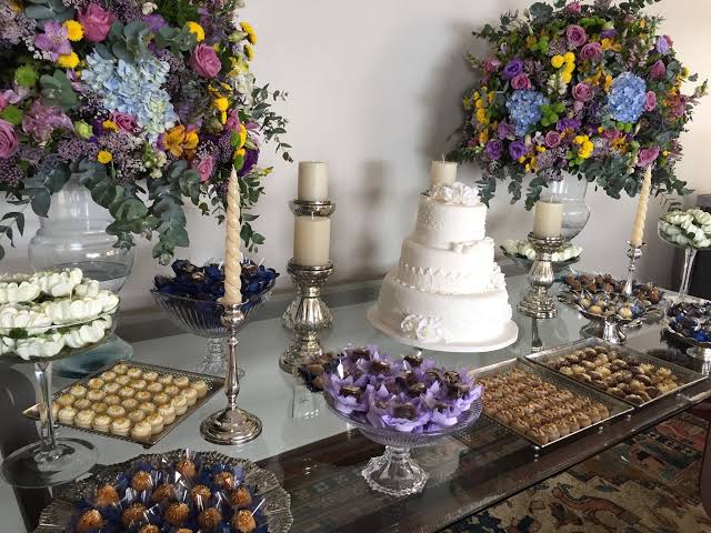 decoração mesa do bolo para festa de casamento em apartamento