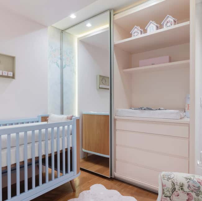 Armário espelhado em quarto de bebê planejado