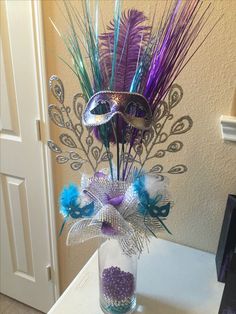 Arranjo com máscara para decoração de Carnaval