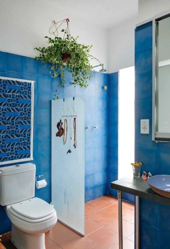 Azulejo pintado de azul no banheiro