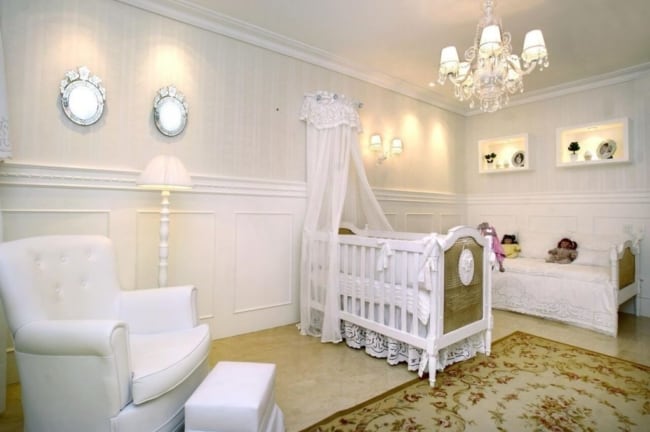 Boiserie para quarto de bebê branco