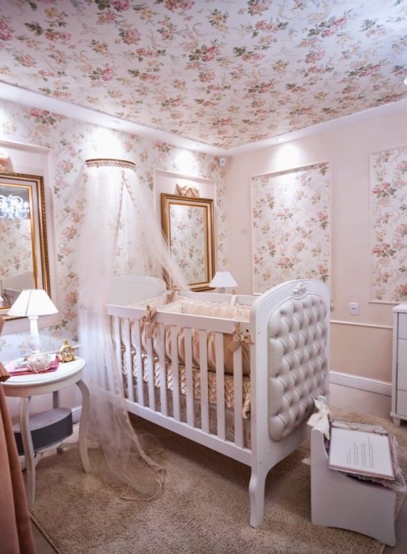 Boiserie para quarto de bebê floral