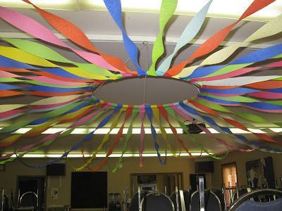 Decoração de Carnaval para escola com papel crepom no teto32