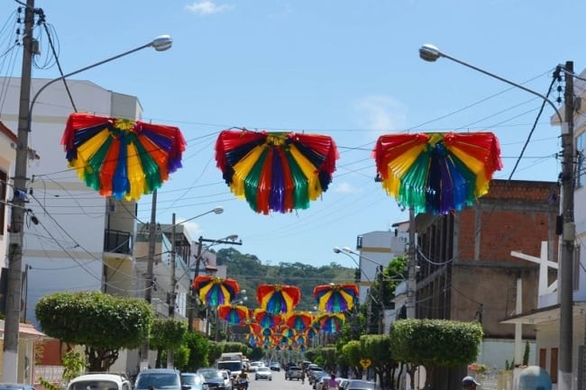 Decoração de Carnaval de rua com pompons coloridos43