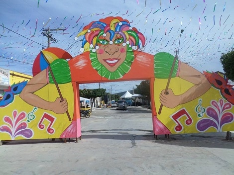 Decoração de Carnaval de rua com portal personalizado41
