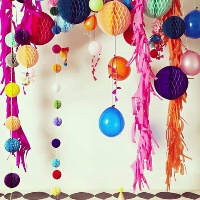 Decoração de Carnaval em casa com balões de papel coloridos3