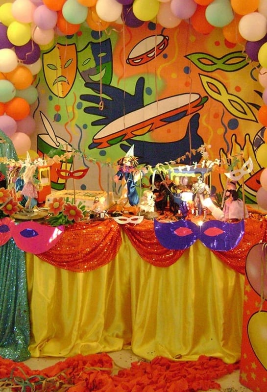 Decoração de Carnaval para aniversário com apliques de máscara na mesa24
