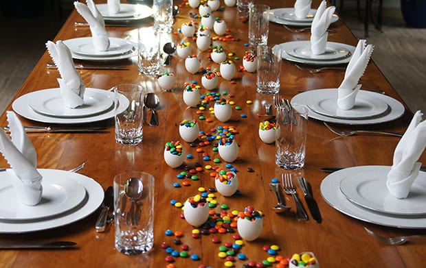 Decoração de mesa com confetes de chocolate para páscoa