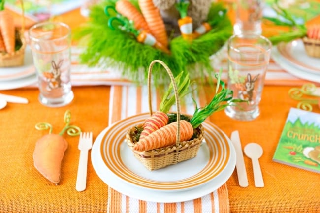 Decoração de mesa de Páscoa com cenouras