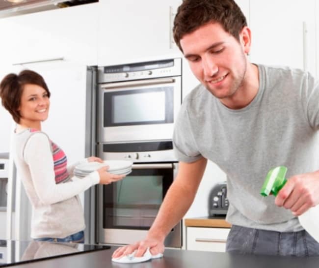 Limpar superfícies e guarda louça na cozinha