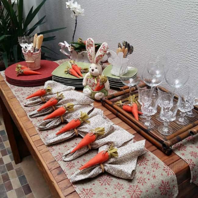 Mesa de Páscoa decorada com cenouras