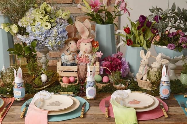 Mesa de páscoa com flores e ovos coloridos