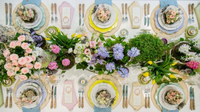 Mesa de páscoa com flores