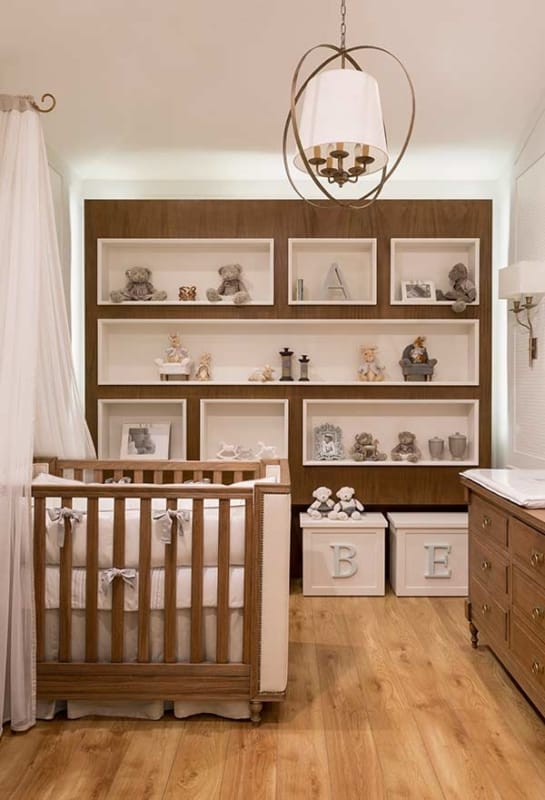 Modelo de quarto de bebê branco com madeira