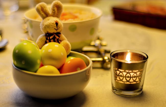 Ovinhos coelhos e velas para deixar a mesa de páscoa temática