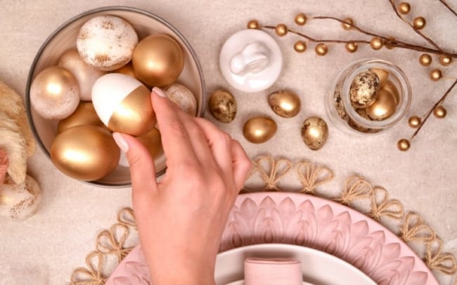 Ovos dourados para decorar mesa de páscoa