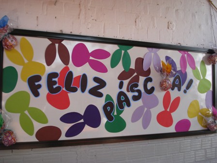 Painel de Páscoa para escola com letras de EVA12