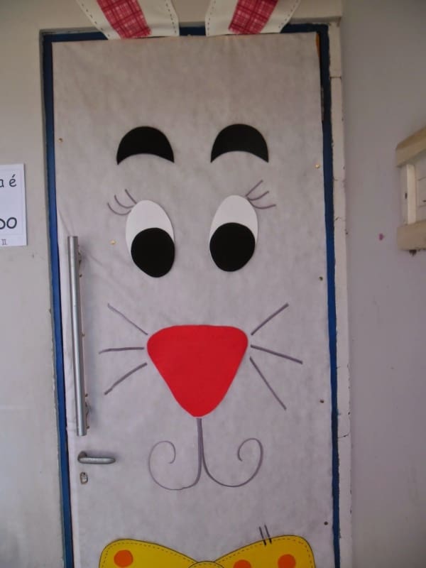 Porta de escola decorada com coelho da páscoa