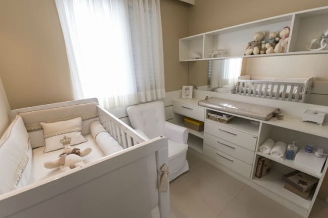 Quarto de bebê com móveis planejados brancos