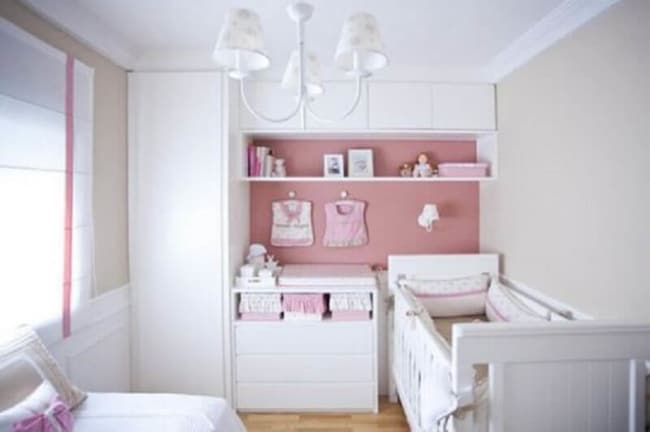 Quarto de bebê planejado feminino com parede rosa