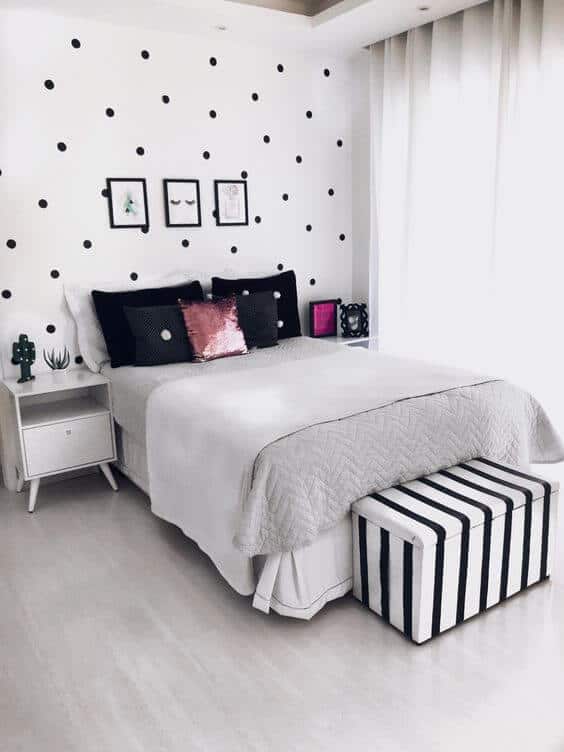 Quarto preto e branco com criado mudo branco retrô