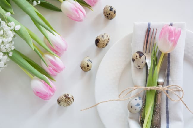 Tulipas e ovos de codorna para decorar mesa de Páscoa