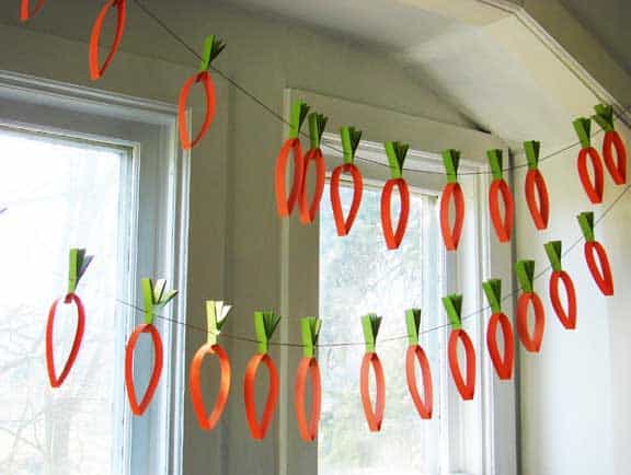 Varal de cenourinhas para decoração de Páscoa para escola1