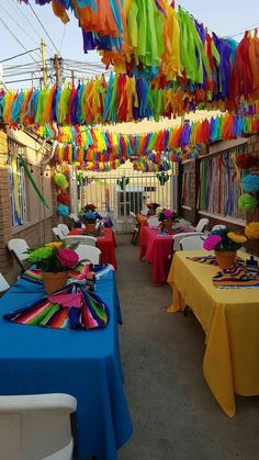 Varal de pompons de papel crepom para decoração de Carnaval 49