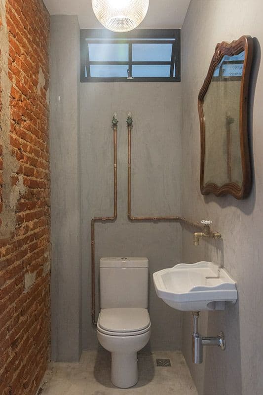 banheiro rustico com Tubulação aparente