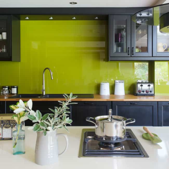 cozinha verde com parede neon