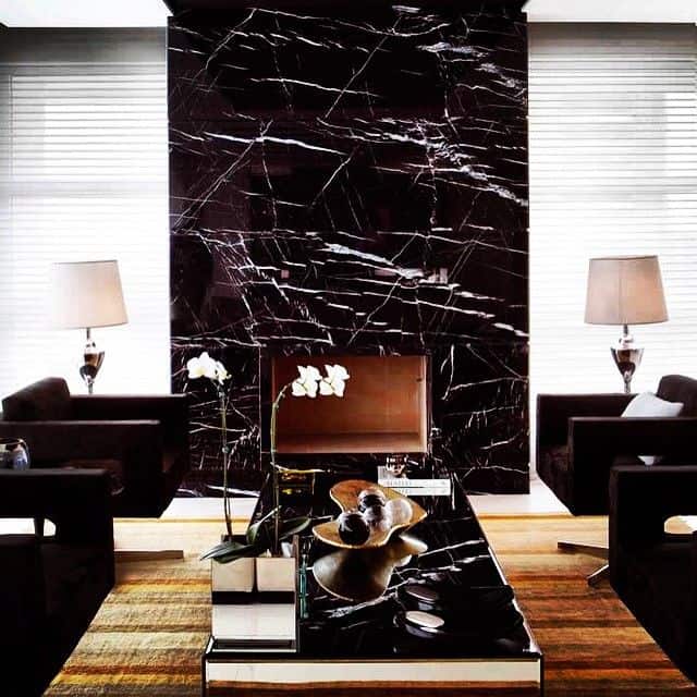 sala decorada com mármore nero