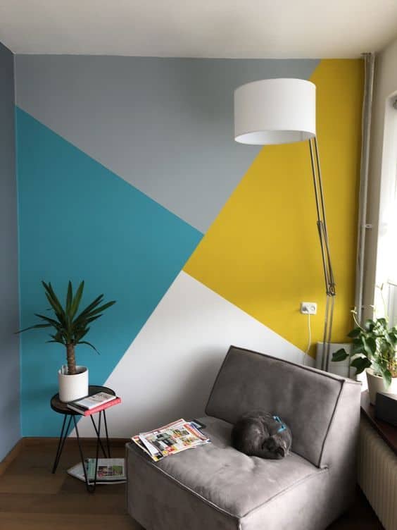 sala com pintura geométrica na parede