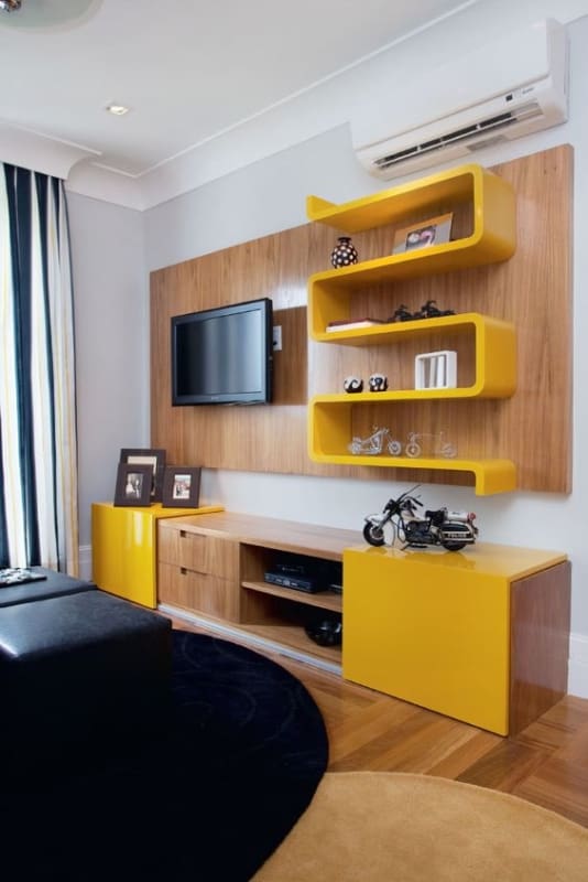 sala com móvel amarelo