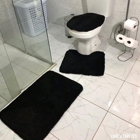 banheiro com jogo de tapetes preto