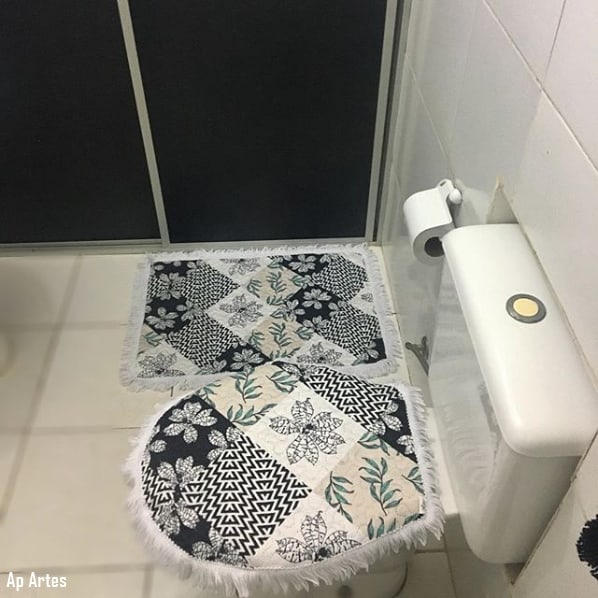 banheiro decorado com jogo de tecido