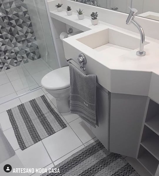 banheiro com tapetinhos